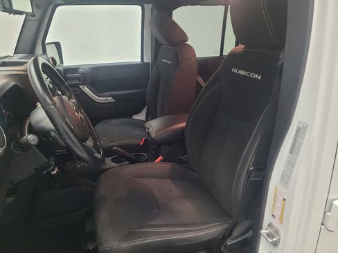 Used 2015 Jeep Wrangler Unlimited Rubicon w/ Connectivity Group AWD/4WD image 17