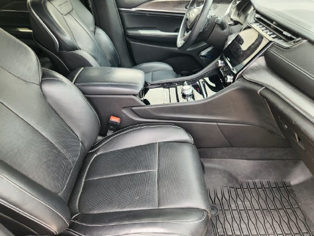 Used 2022 Jeep Grand Cherokee Overland w/ Luxury Tech Group IV AWD/4WD image 13