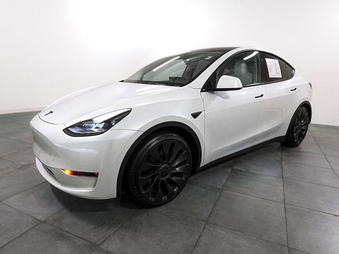 Used 2024 Tesla Model Y Performance image 3