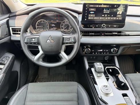 Used 2025 Mitsubishi Outlander SE FWD image 26