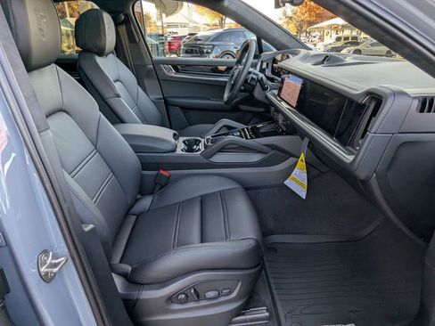 New 2026 Porsche Cayenne Turbo image 25