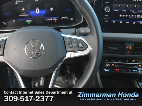 Used 2025 Volkswagen Jetta SE FWD image 12