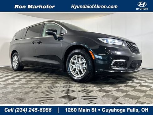 Used 2023 Chrysler Pacifica Touring-L FWD image 1