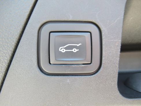 Used 2019 Buick Envision Essence FWD image 33
