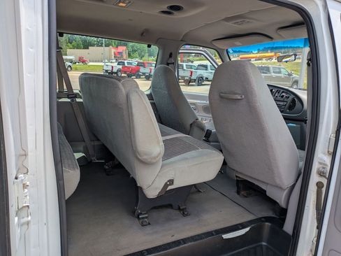 Used 2001 Ford E-350 and Econoline 350 Club Wagon RWD image 16