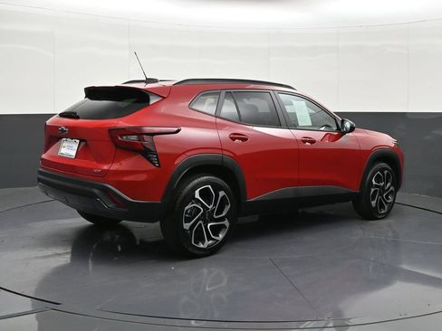 Used 2026 Chevrolet Trax RS w/ Sunroof Package FWD image 5