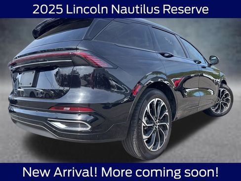 Used 2025 Lincoln Nautilus Reserve image 4