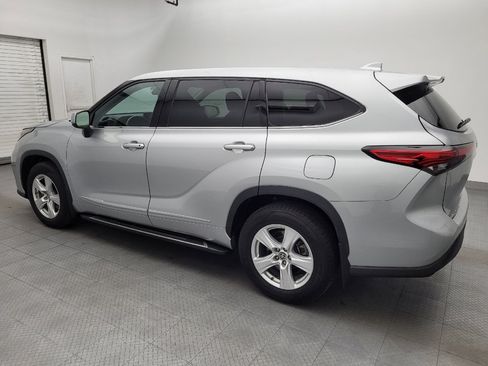 Used 2021 Toyota Highlander LE AWD/4WD image 3