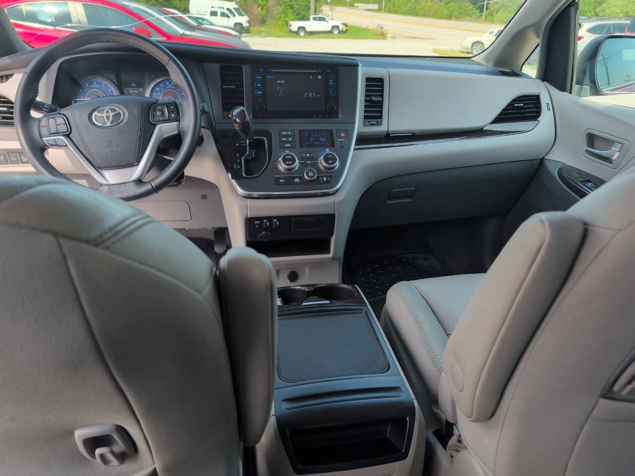 Used 2016 Toyota Sienna XLE w/ XLE Navigation Package FWD image 14