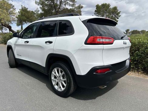 Used 2016 Jeep Cherokee Sport image 3