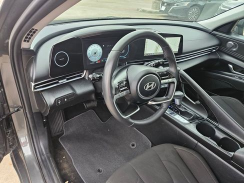 Used 2025 Hyundai Elantra SEL image 13