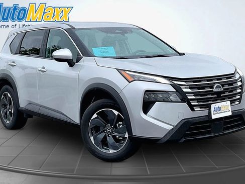 Used 2024 Nissan Rogue SV AWD/4WD image 3