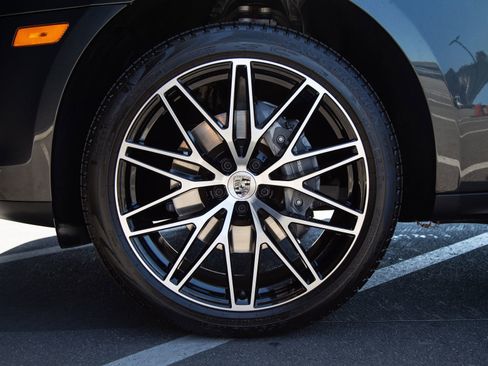Certified 2024 Porsche Macan AWD/4WD image 11