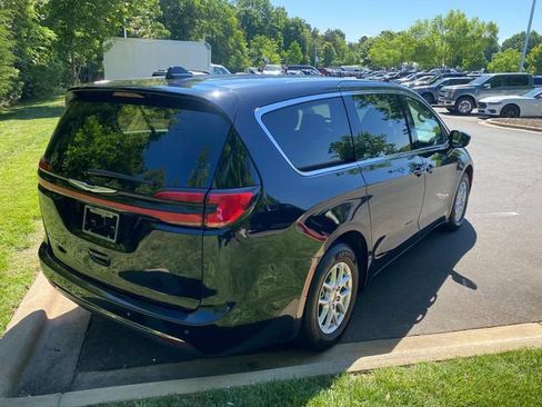 Used 2024 Chrysler Pacifica Touring-L FWD image 34