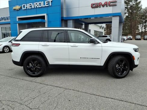 Used 2023 Jeep Grand Cherokee Altitude image 3