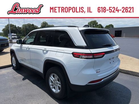 Used 2023 Jeep Grand Cherokee Laredo w/ Luxury Tech Group I AWD/4WD image 2