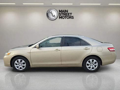 Used 2010 Toyota Camry LE image 2