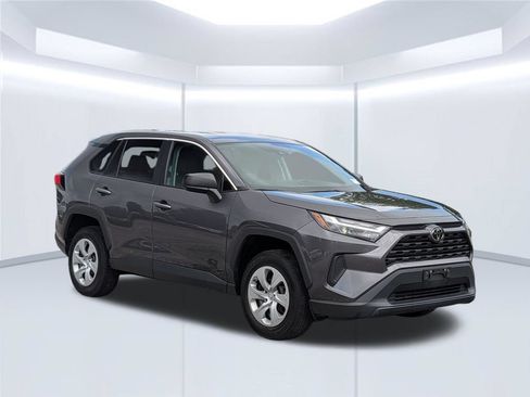 Used 2023 Toyota RAV4 LE AWD/4WD image 10