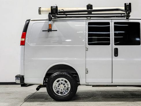 Used 2014 Chevrolet Express 2500 RWD image 12