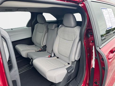 Used 2025 Toyota Sienna LE AWD/4WD image 20