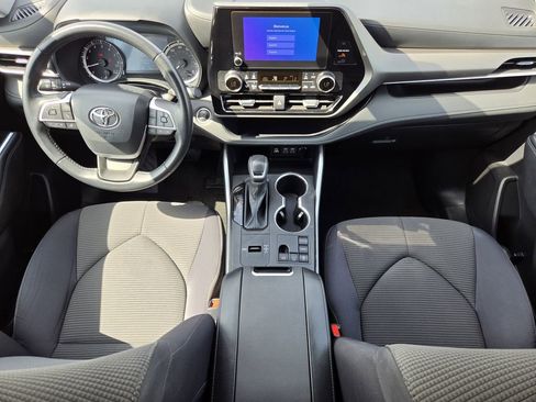 Used 2025 Toyota Highlander LE FWD image 13