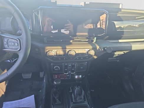 Used 2024 Jeep Wrangler Willys image 13