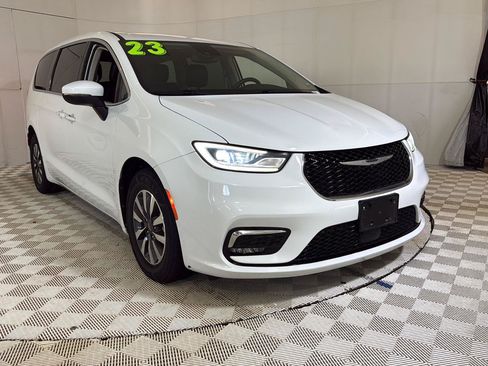 Used 2023 Chrysler Pacifica Touring-L FWD image 1
