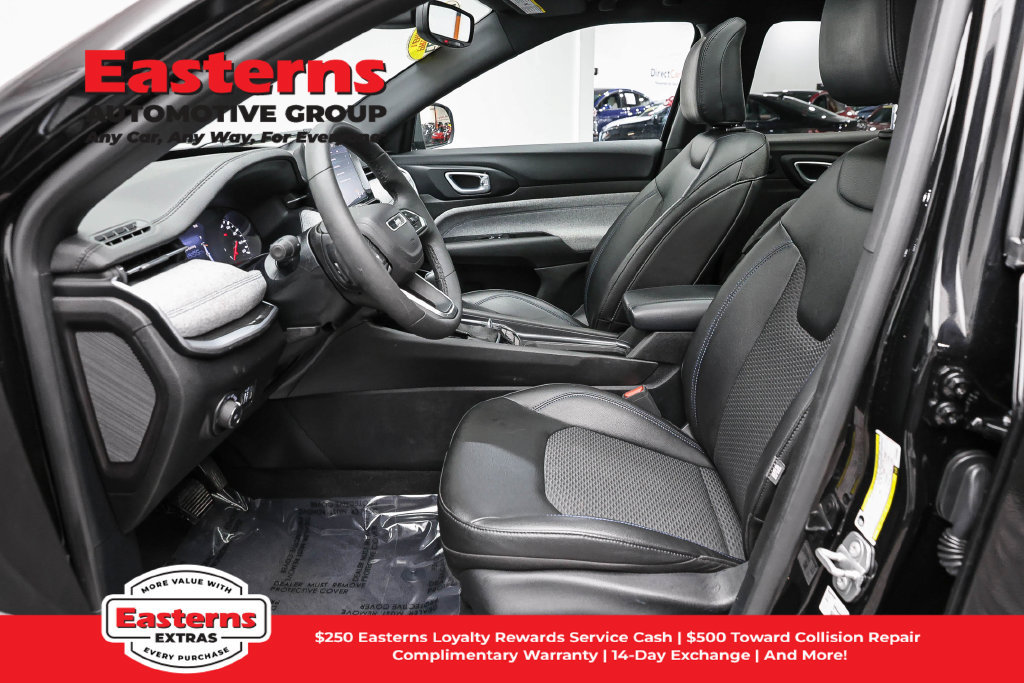Used 2025 Jeep Compass Latitude w/ Sun & Sound Group AWD/4WD image 15