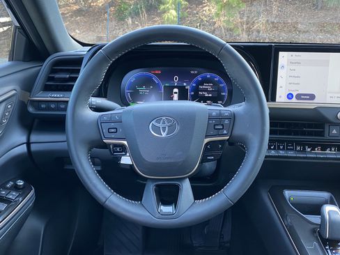 Certified 2025 Toyota Crown Signia image 18