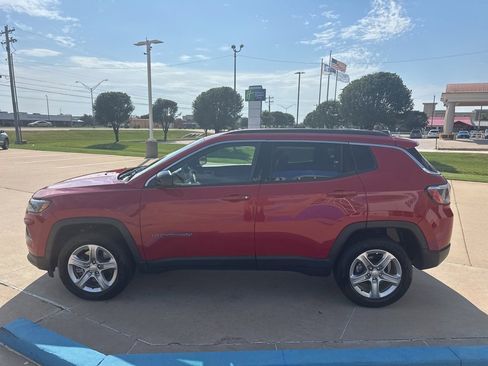 Used 2024 Jeep Compass Latitude image 5