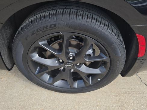 Used 2025 Chrysler Pacifica Limited FWD image 21