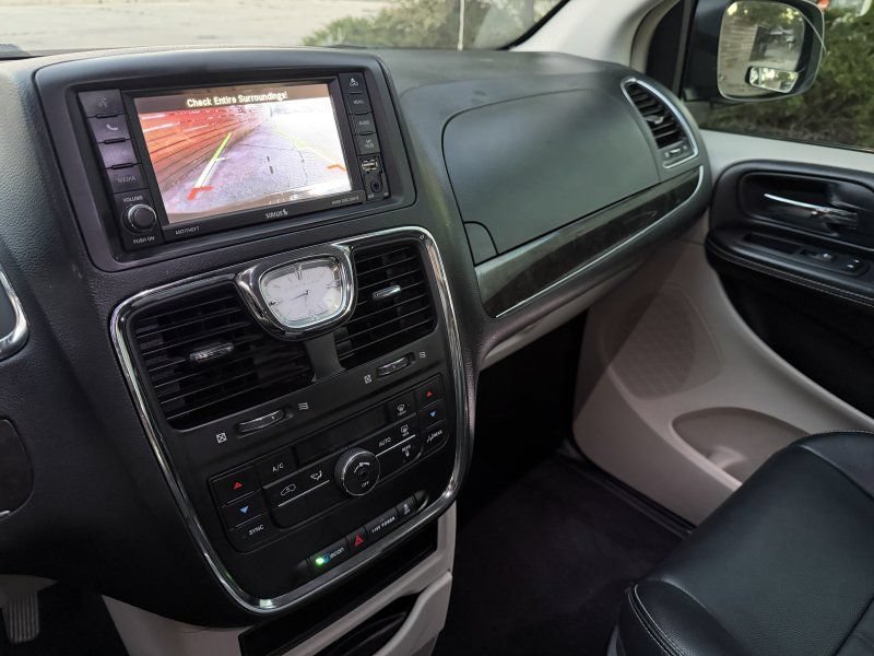 Used 2014 Chrysler Town & Country Touring FWD image 11