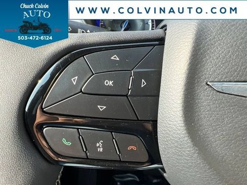 Used 2025 Chrysler Pacifica Limited FWD image 19