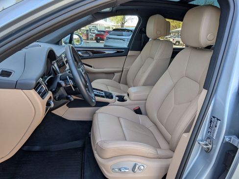 Certified 2025 Porsche Macan image 5