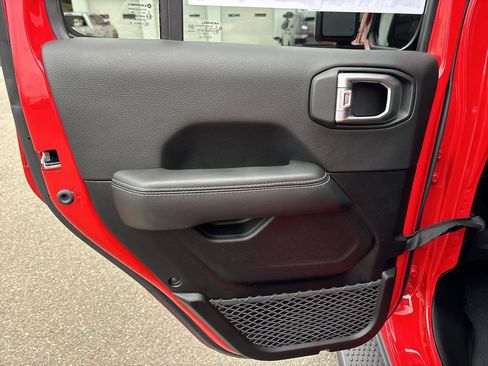 Used 2022 Jeep Wrangler Unlimited Sahara w/ Cold Weather Group image 13