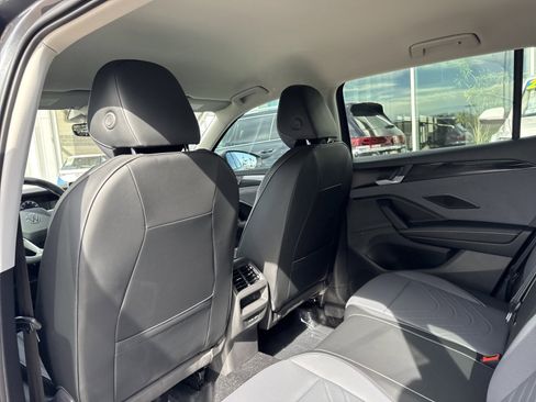 New 2026 Volkswagen Tiguan SE FWD image 19