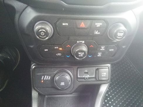 Used 2021 Jeep Renegade Latitude w/ Convenience Group AWD/4WD image 17