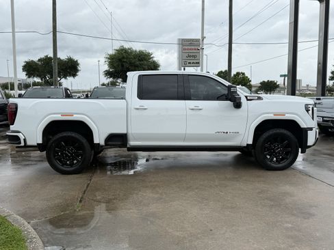 Used 2025 GMC Sierra 2500 AT4 w/ AT4 Premium Plus Package AWD/4WD image 3