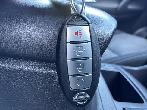 Used 2017 Nissan Rogue SV image 10