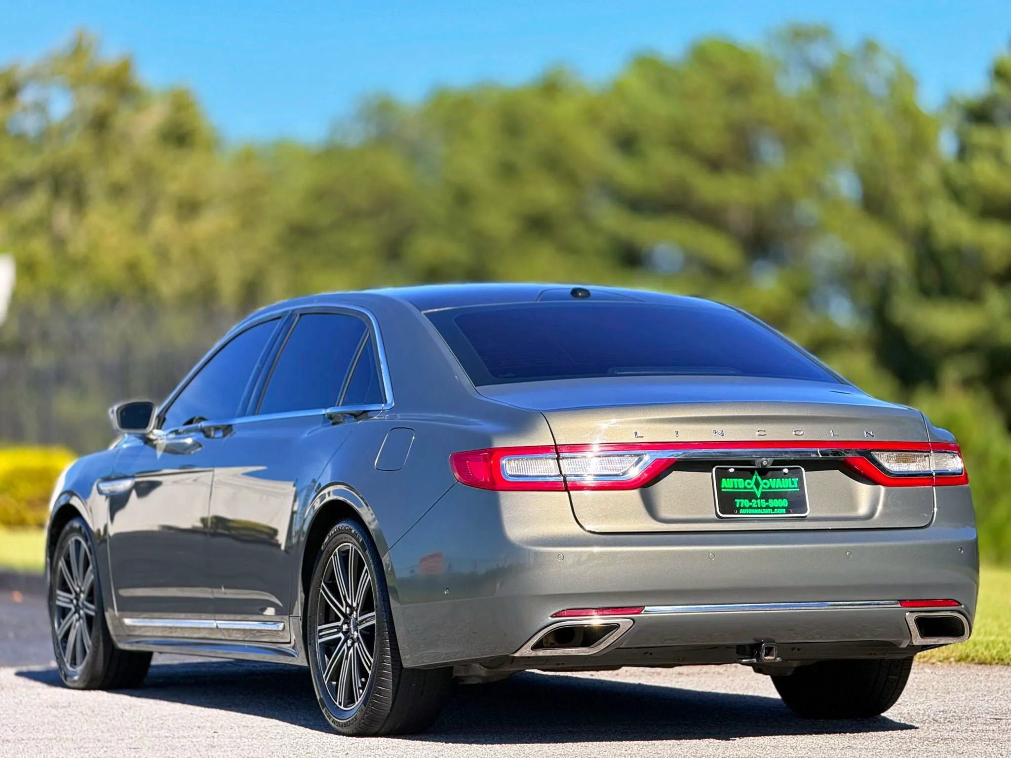 Used 2017 Lincoln Continental Reserve w/ Technology Package FWD image 9