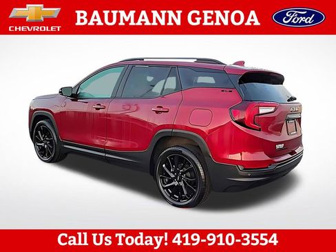 Used 2024 GMC Terrain SLE w/ Driver Convenience Package FWD image 2