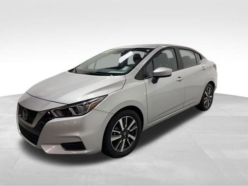 Used 2022 Nissan Versa SV image 2