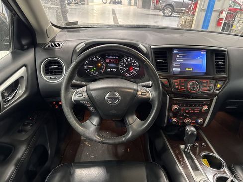 Used 2015 Nissan Pathfinder Platinum w/ Family Entertainment Package image 2