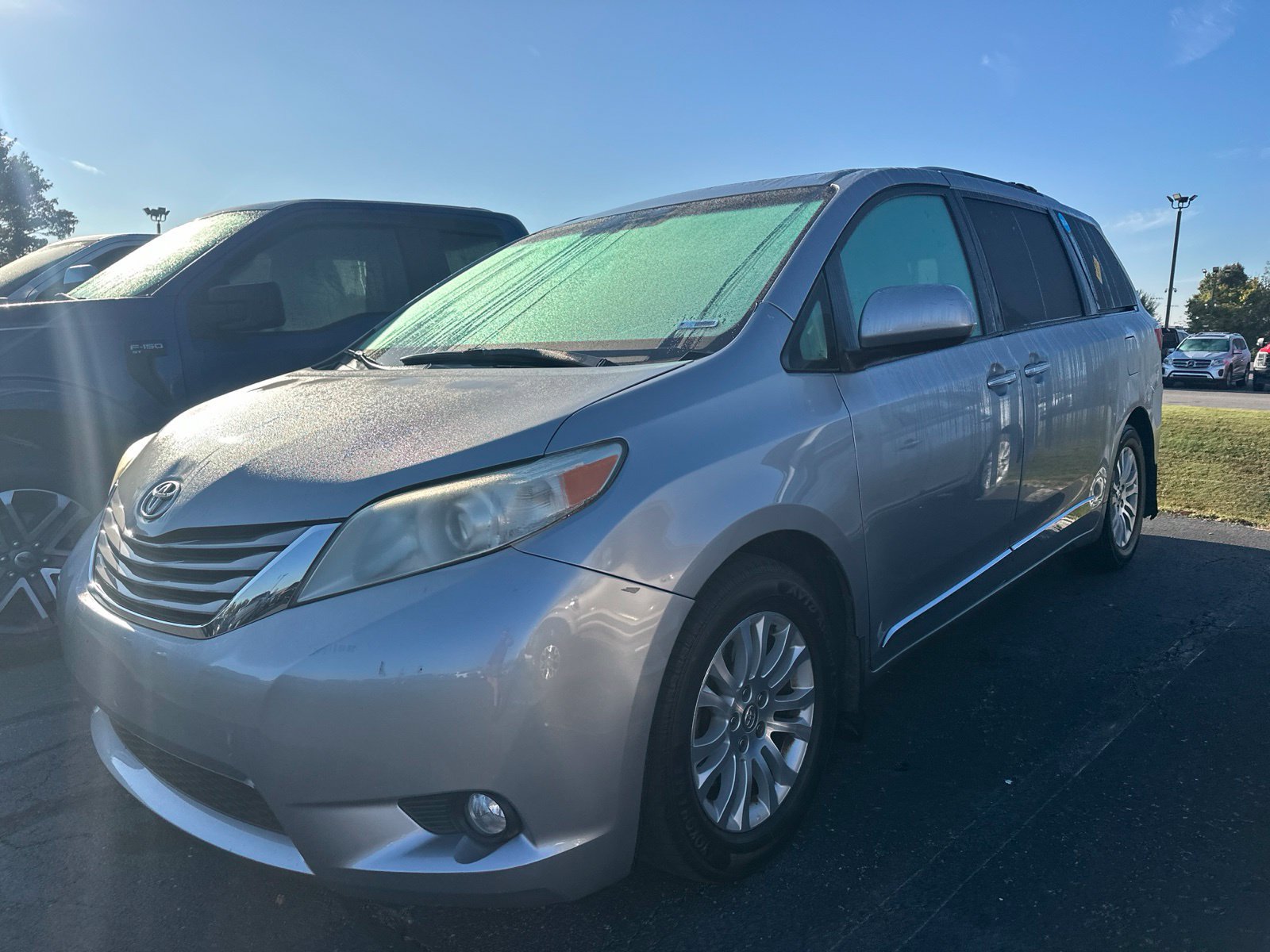 Used 2016 Toyota Sienna XLE w/ XLE Navigation Package FWD image 1