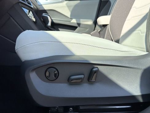 New 2026 Volkswagen Taos SE FWD image 23