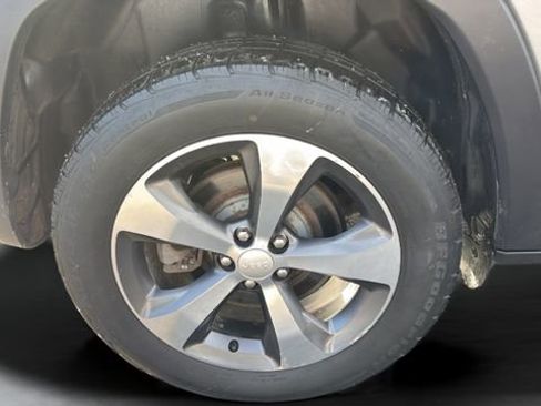 Used 2019 Jeep Cherokee Limited w/ Trailer Tow Group image 30