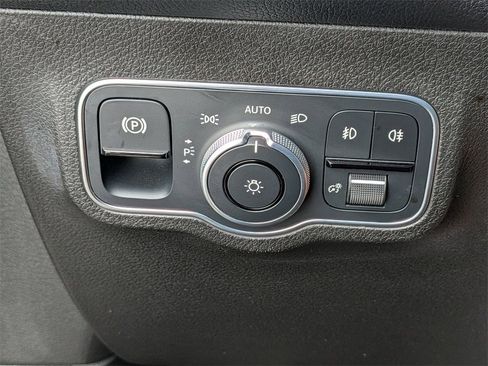 Used 2020 Mercedes-Benz GLB 250 image 32