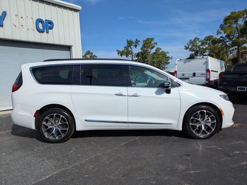Certified 2023 Kia Sorento SX FWD image 3