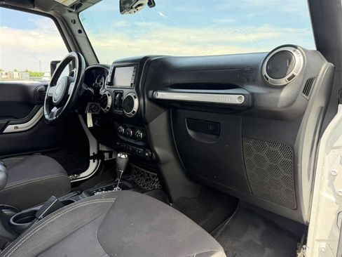 Used 2017 Jeep Wrangler Unlimited Rubicon w/ Connectivity Group AWD/4WD image 26