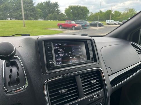 Used 2019 Dodge Grand Caravan SXT FWD image 15
